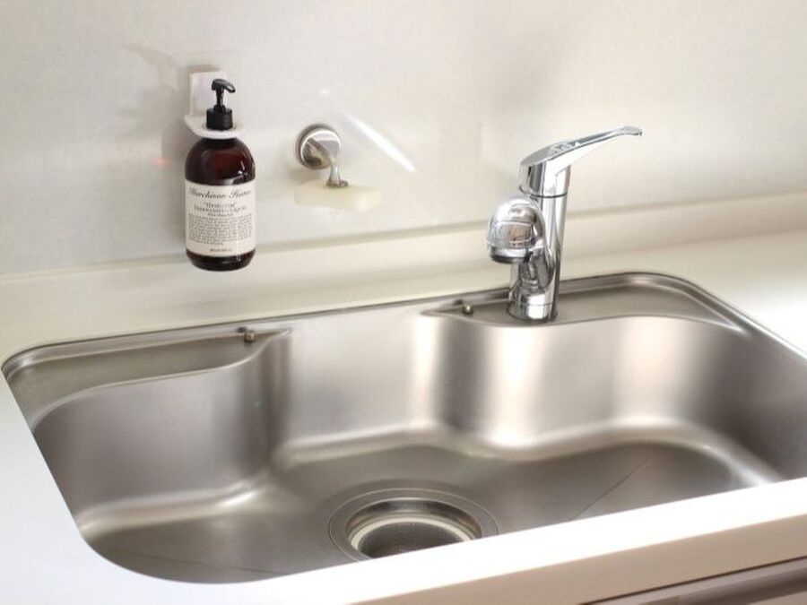 【セリア】たったの100円でできる!シンク周りに洗剤を浮かせて掃除をラクに♪|収納術や整理整頓のアイデア|暮らしニスタ