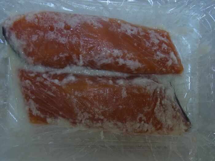 下準備 : 鮭の切り身を塩麹に漬けます。