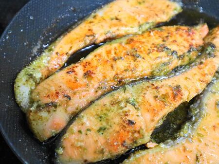 【下味冷凍レシピ】漬けて焼くだけ♪鮭のバジマヨ漬け