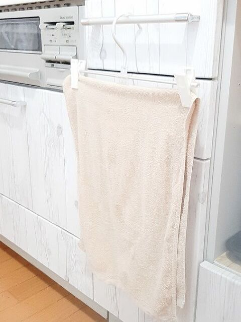キッチンのタオルが落ちない ズレない スカートハンガーが 暮らしニスタ キッチンのタオルが落ちない ズレない スカートハンガーが 暮らしニスタ