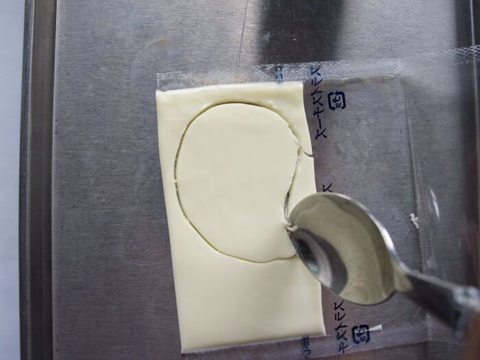 3　チーズを切ります。