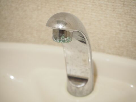 トイレタンクの蛇口の 5年モノ の汚れをキレイにしたい 試してみた 暮らしニスタ トイレタンクの蛇口の 5年モノ の汚れをキレイにしたい 試してみた 暮らしニスタ