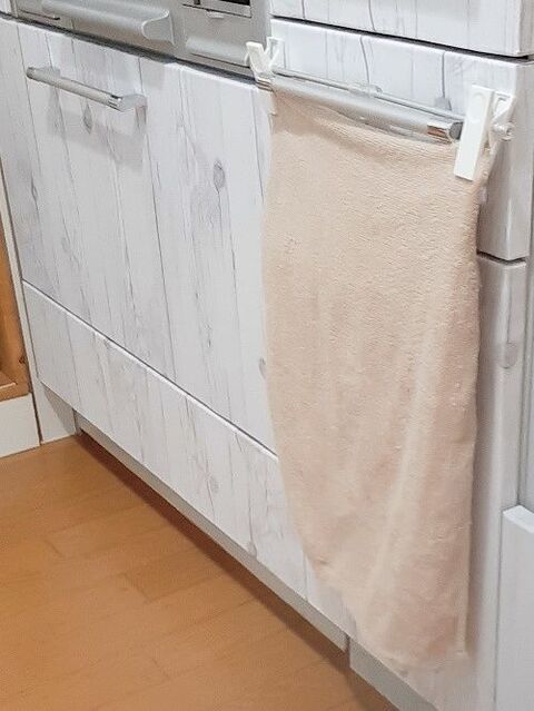 キッチンのタオルが落ちない ズレない スカートハンガーが 暮らしニスタ キッチンのタオルが落ちない ズレない スカートハンガーが 暮らしニスタ
