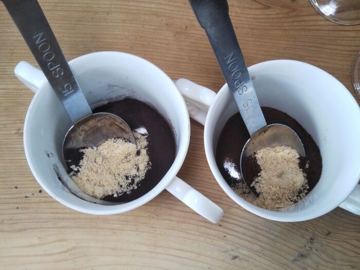②大人用コーヒーシロップを作る。（コーヒー・キビ糖にお湯を加えて混ぜる）⇒ 　子供用ブラックココアシロップを作る。（ブラックココア・キビ糖にお湯を加えて混ぜる）