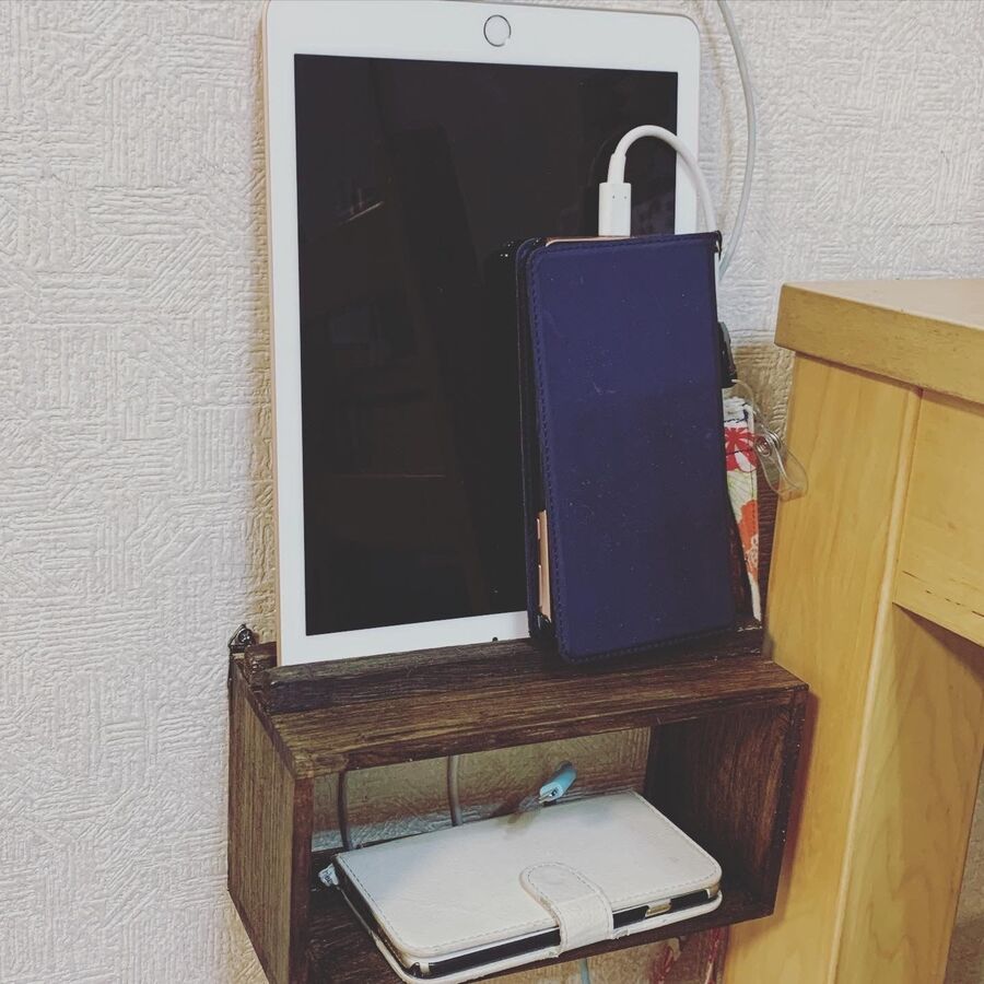 100均ウォールシェルフと角材で解決 スマホ置き場 充電スペース 暮らしニスタ 100均ウォールシェルフと角材で解決 スマホ置き場 充電スペース 暮らしニスタ