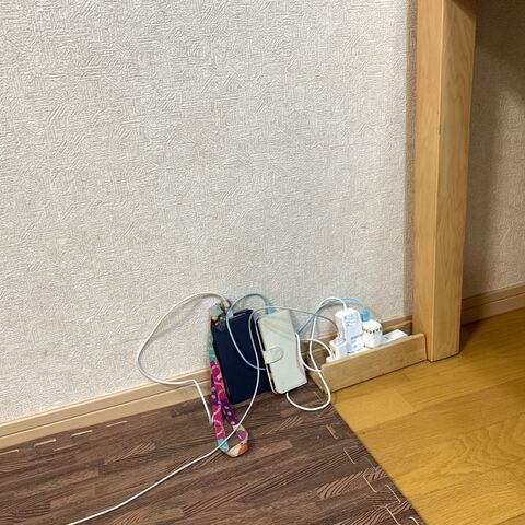 100均ウォールシェルフと角材で解決 スマホ置き場 充電スペース 暮らしニスタ 100均ウォールシェルフと角材で解決 スマホ置き場 充電スペース 暮らしニスタ