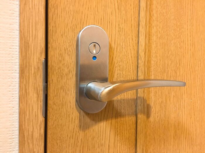 よく見たら、ドアに非常開錠装置があるではないですか！