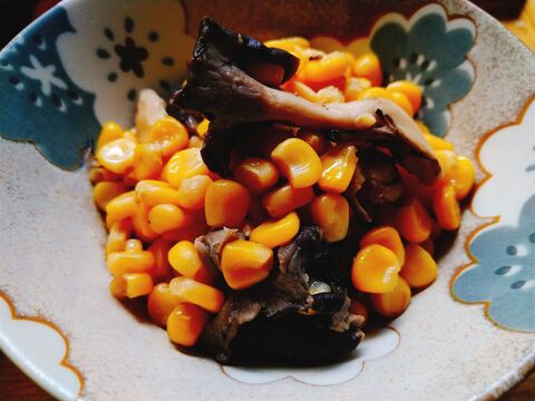 甘くてシャキシャキのコーンと霜降りひらたけのバター醤油炒め 暮らしニスタ