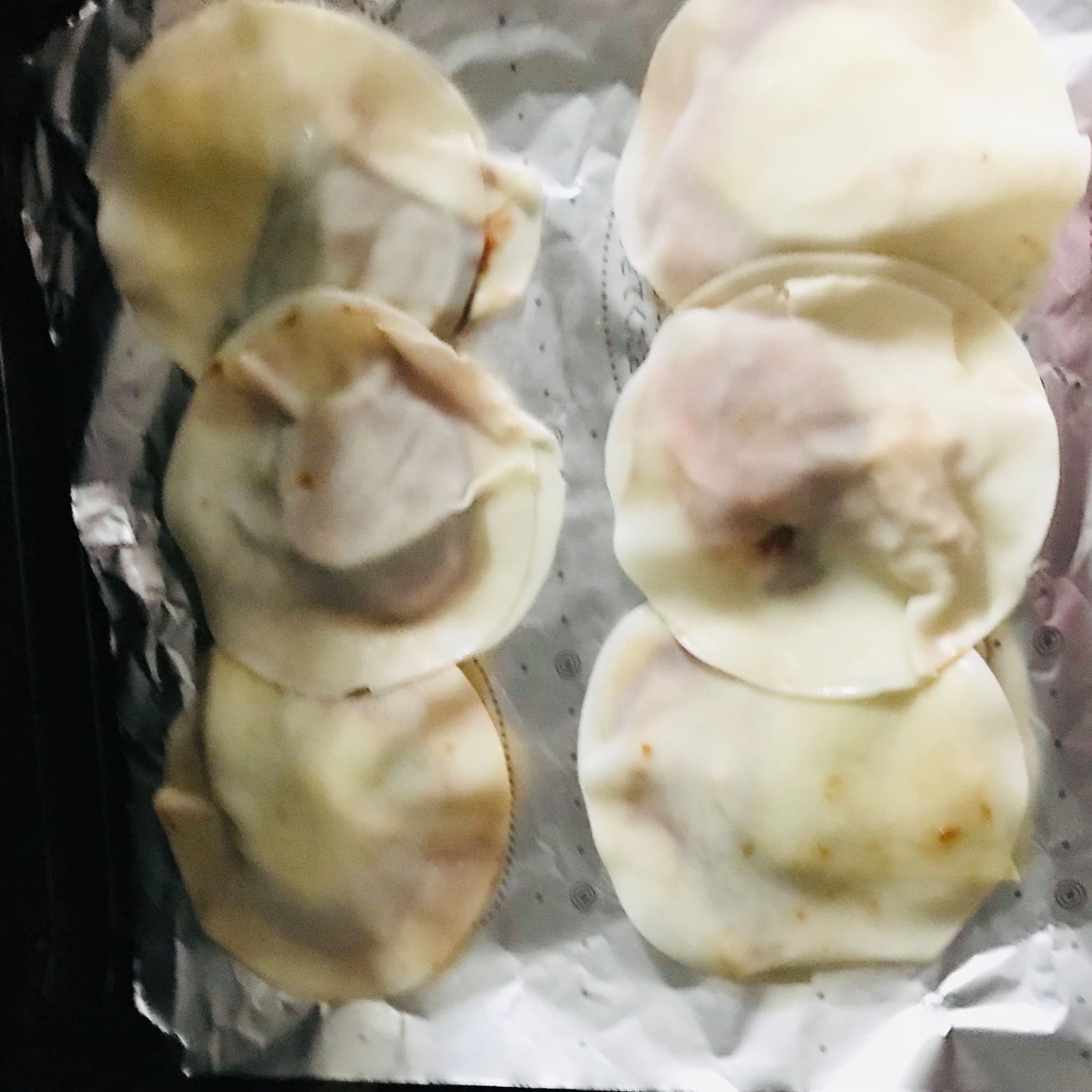 餃子の皮に具材を入れます