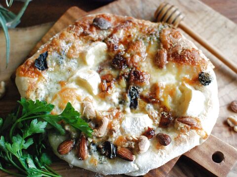 ホームベーカリー チーズとナッツとドライフルーツのはちみつピザ 暮らしニスタ