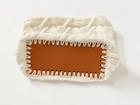 All100均 ダイソーのネックウォーマーで作るふわもこバッグの作り方 暮らしニスタ