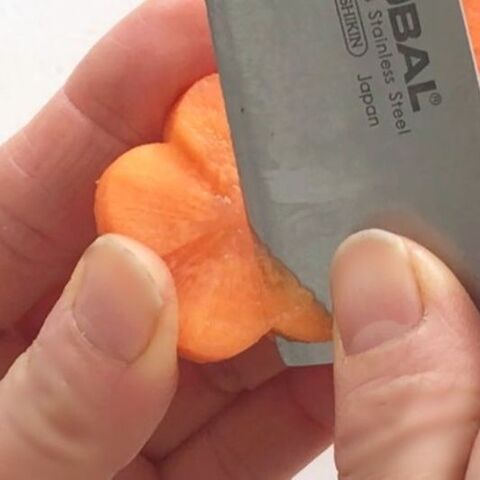 今さら聞けない ねじり梅の飾り切りの切り方 お料理の見栄えupしますよ 暮らしニスタ 今さら聞けない ねじり梅の飾り切りの切り方 お料理の見栄えupしますよ 暮らしニスタ