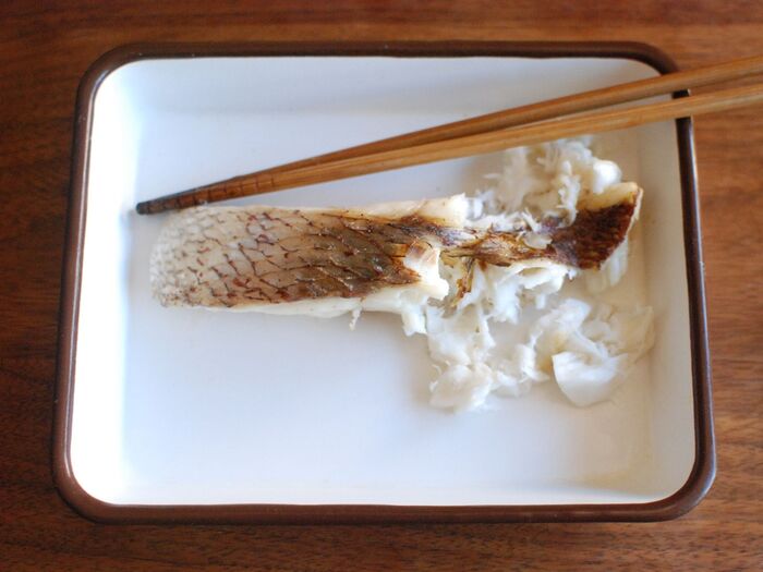 真鯛を魚焼きグリルで焼いて、ほぐす