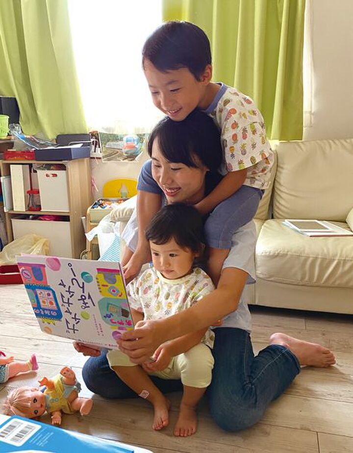 ガチャガチャを回すワクワク感がお家に!おやつやジュースのカプセルが飛び出す絵本