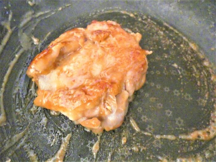しっかり焼いた鶏もも肉に調味料を合える。