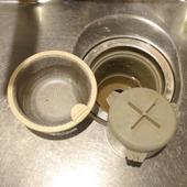 桶もバケツも不要❢ 排水口の中で浸け置き出来ます❢