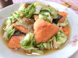 オイスターソースと塩で美味しい♪　鮭と白菜の中華炒め煮