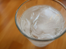 こりゃラク♪家飲み派必見！氷を作るなら〇〇を使うのが最強！