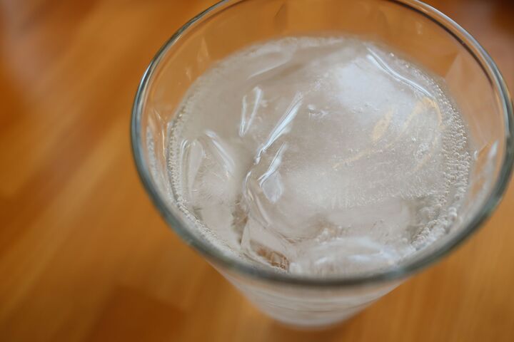 こりゃラク♪家飲み派必見!氷を作るなら〇〇を使うのが最強!