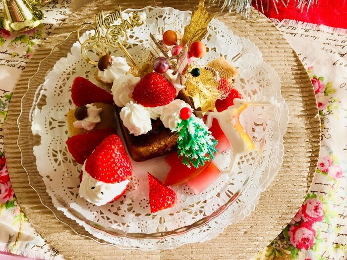 山崎製菓株式会社　５つに切ったコーヒーロールケーキをスタバのコーヒーで大人クリスマスに