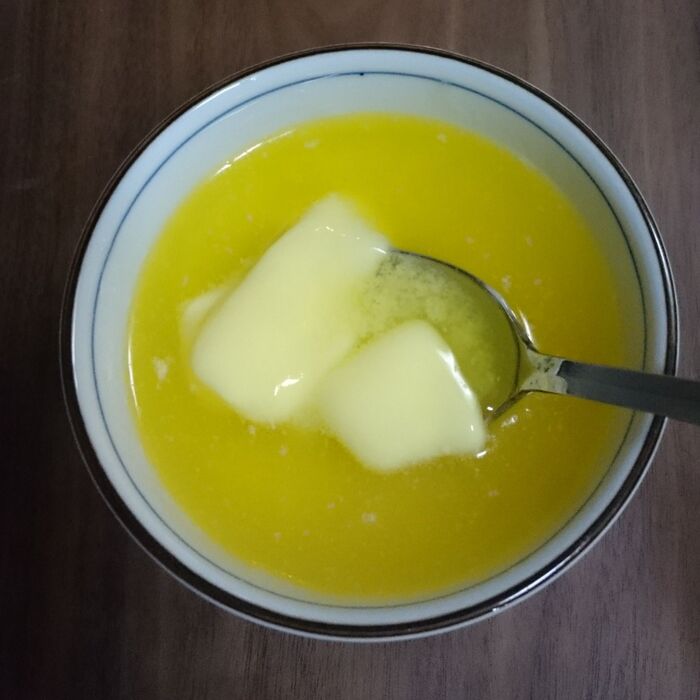 バターをレンジで溶かす。