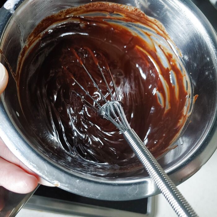 チョコレートを溶かして豆乳と混ぜる