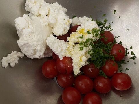 ワインが進むおつまみ 包丁なしで混ぜるだけ プチトマトのチーズあえ 暮らしニスタ