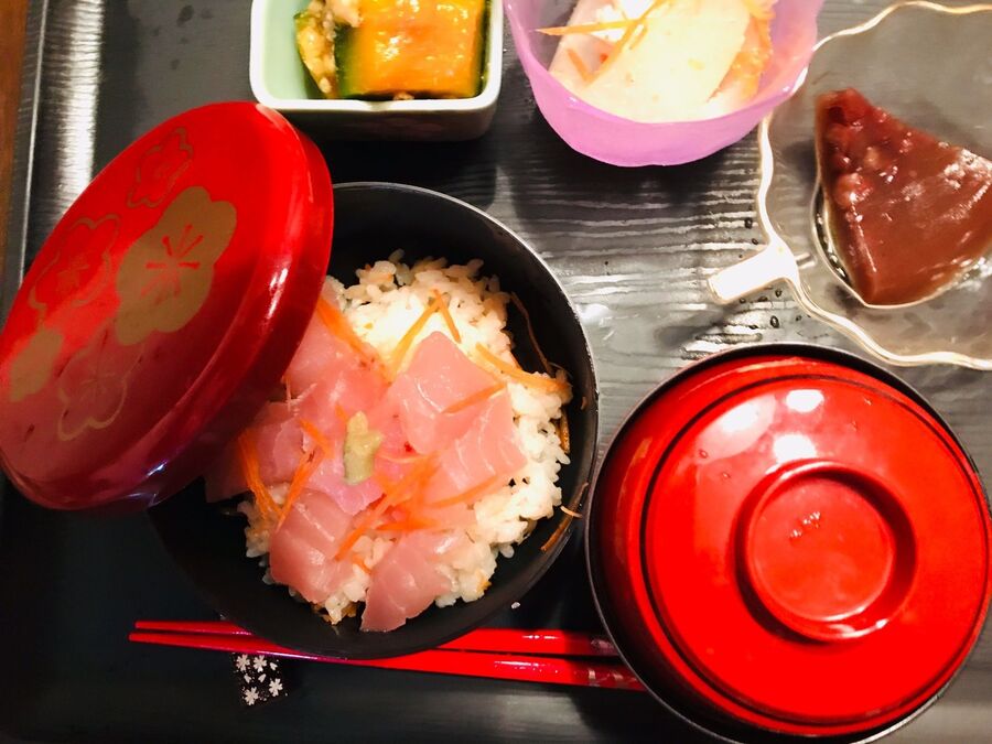 びんちょうマグロの海鮮丼 淡白なお魚にはこれ 暮らしニスタ びんちょうマグロの海鮮丼 淡白なお魚にはこれ 暮らしニスタ