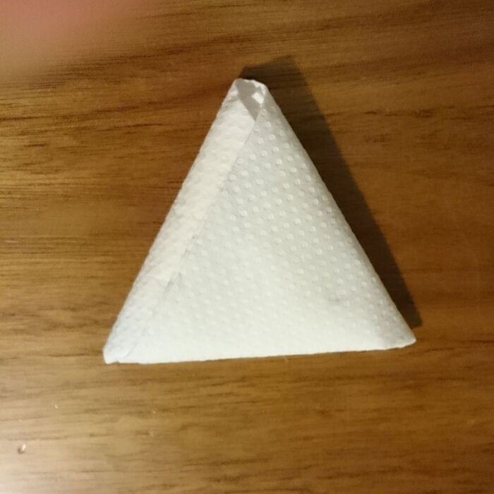 キッチンペーパーを三角に折り、最後（折り終わり）を入れこむだけ。
