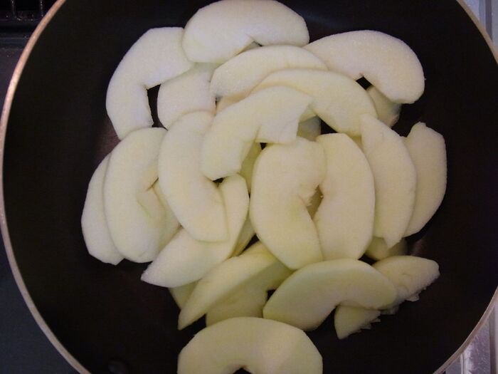 りんごのソテーを作ります。