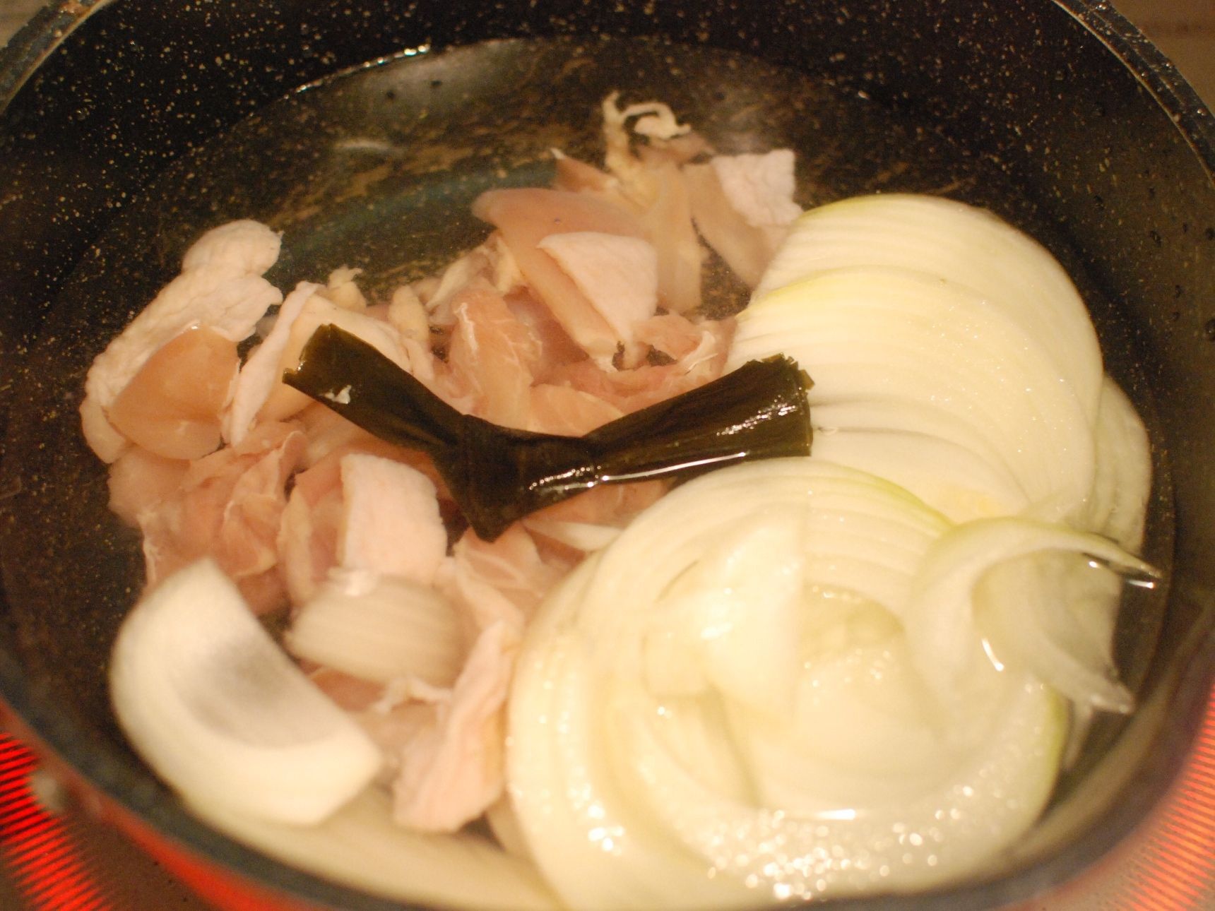 鍋に水と昆布、鶏もも肉、玉ねぎを入れます