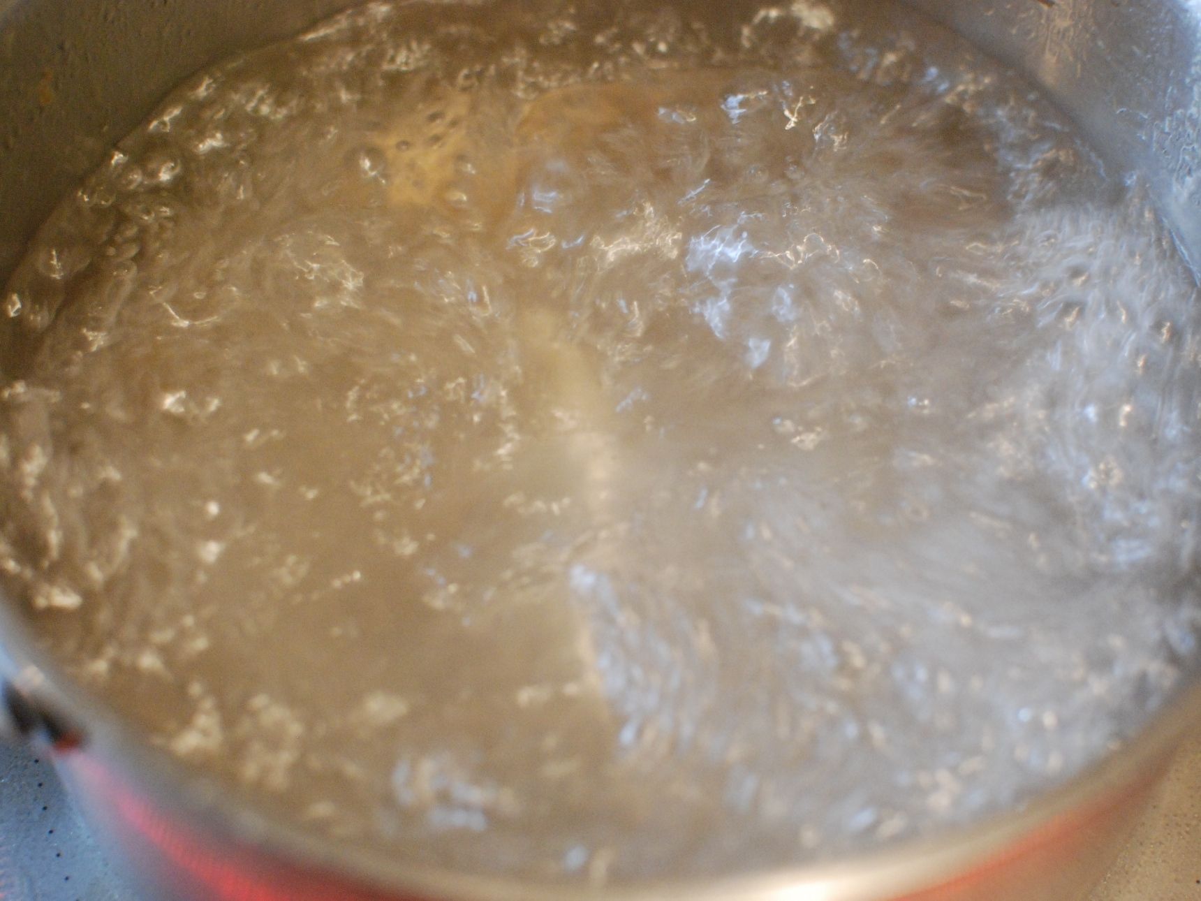 水を鍋に入れて沸騰させます