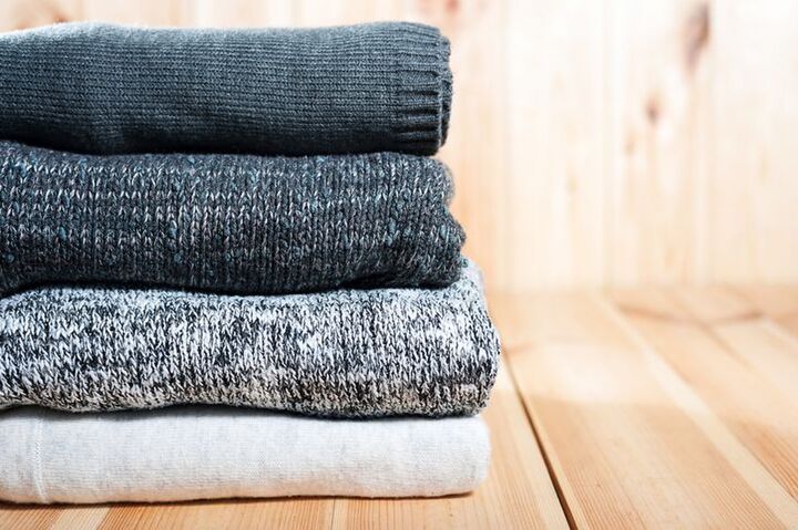 100円アイテムで解決!かさばるニット&冬アイテムを乱れずコンパクトに収納♪