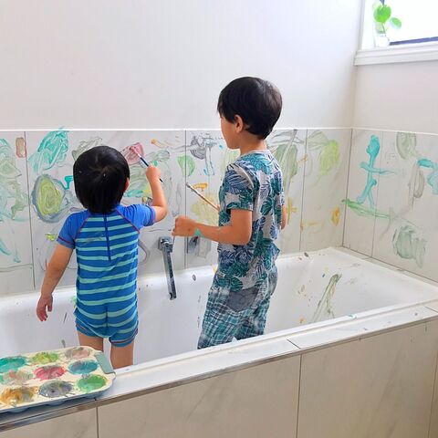 子供と遊ぶ 手作り絵の具でお風呂ペインティング 暮らしニスタ