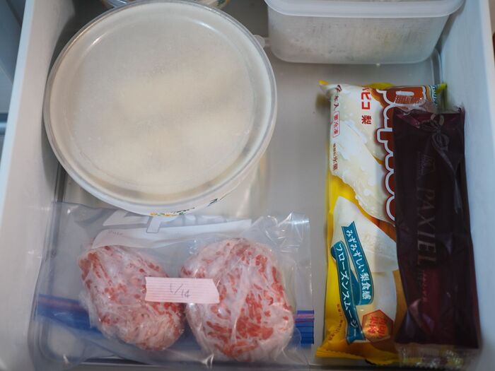 ミニ冷凍庫には先に使うお肉や魚、アイスを収納。