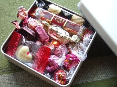 今年のバレンタインは。。。　市販のお菓子でオリジナルチョコレート缶♡