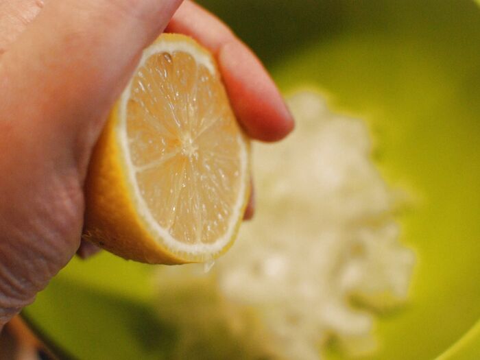 玉ねぎみじん切りにレモン汁を加えます