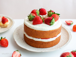 薄切りいちごとシルバーのアラザンで キラキラ素敵なストロベリーショートケーキ 暮らしニスタ