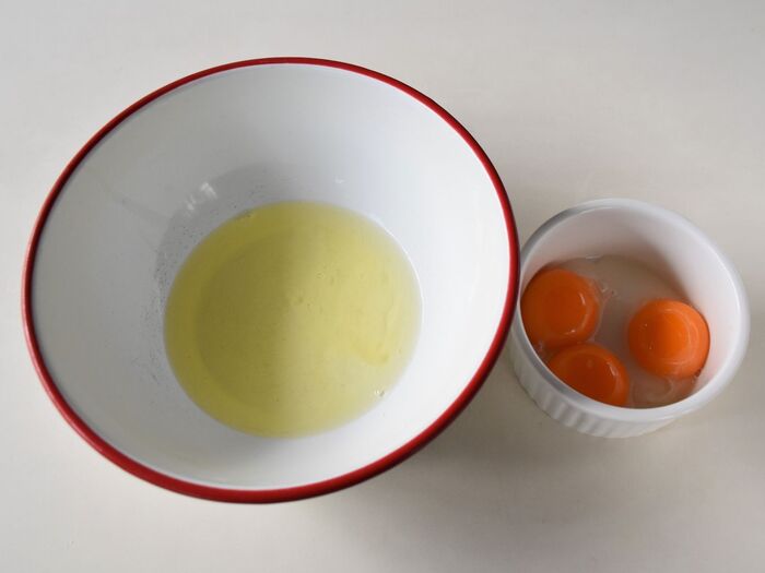 卵を卵黄と卵白に分けます。