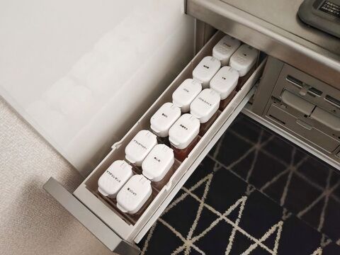 フィットした仕切りで動かない セリアのスパイスボトルで調味料をスッキリと収納 暮らしニスタ フィットした仕切りで動かない セリアのスパイスボトルで調味料をスッキリと収納 暮らしニスタ