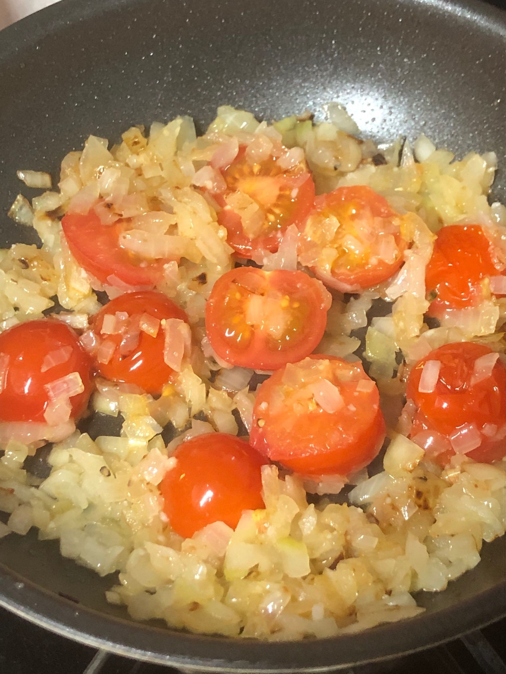 トマトを炒める。