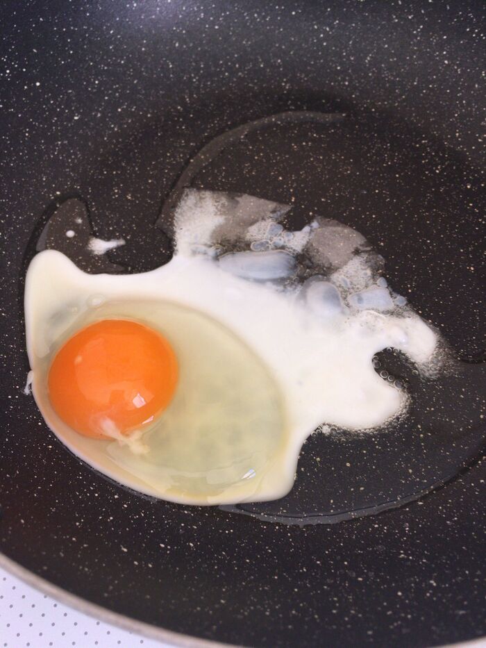 卵を炒める。
