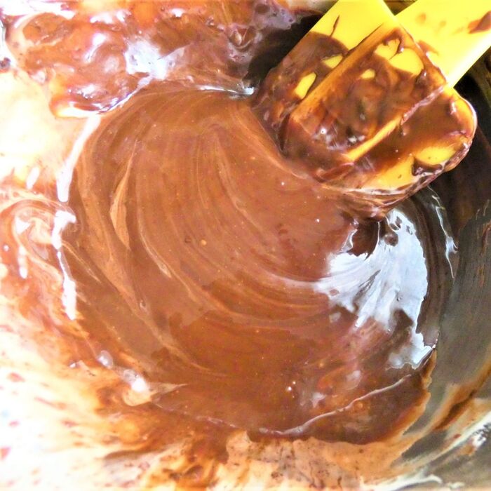 板チョコ＆生クリームを湯せんで溶かす。
