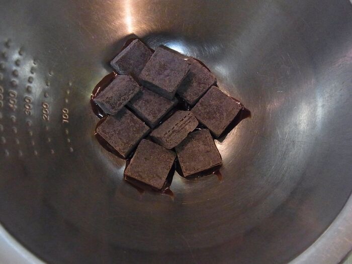 チョコレートを湯煎で溶かします。
