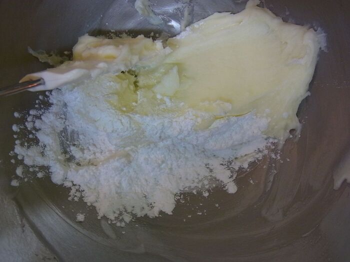 バターに粉糖をすり混ぜます。