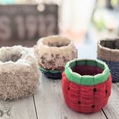 紙カップで編んだ毛糸の小物入れ