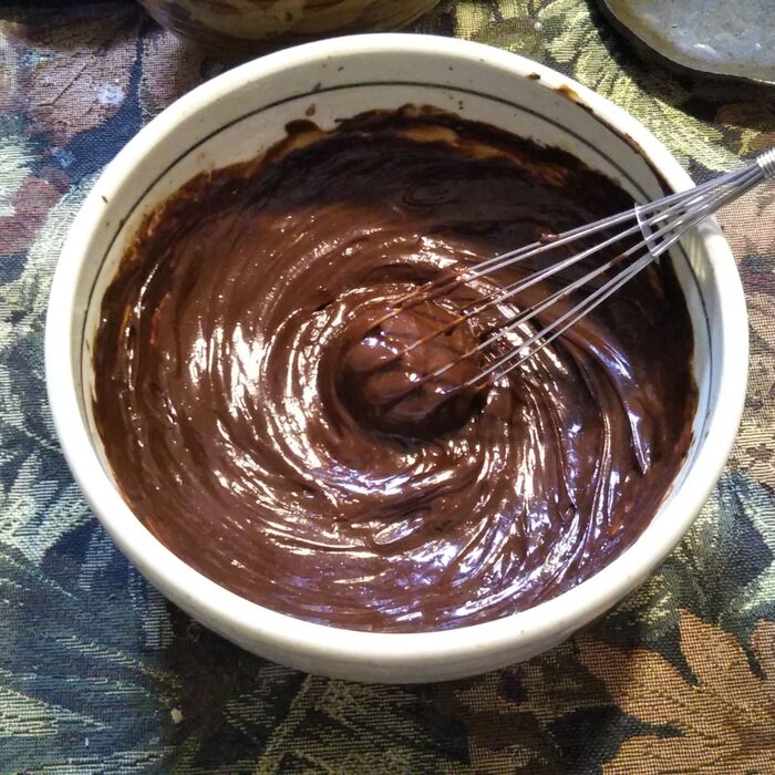 【5層目】溶かしたチョコレートに牛乳を加えて良く混ぜて生チョコを作り詰める。