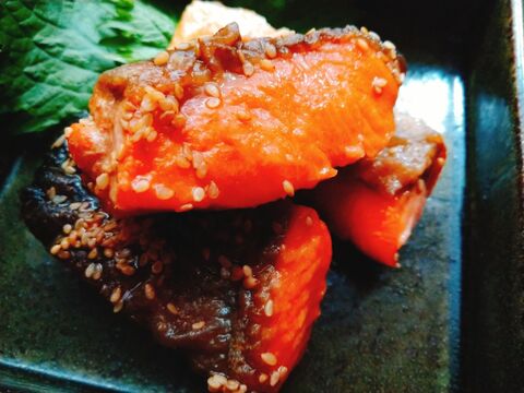 皮ごとガブッとご飯と頬張りたい お弁当にも活躍してくれる 鮭のゴマ甘酢照り焼き 暮らしニスタ 皮ごとガブッとご飯と頬張りたい お弁当にも活躍してくれる 鮭のゴマ甘酢照り焼き 暮らしニスタ