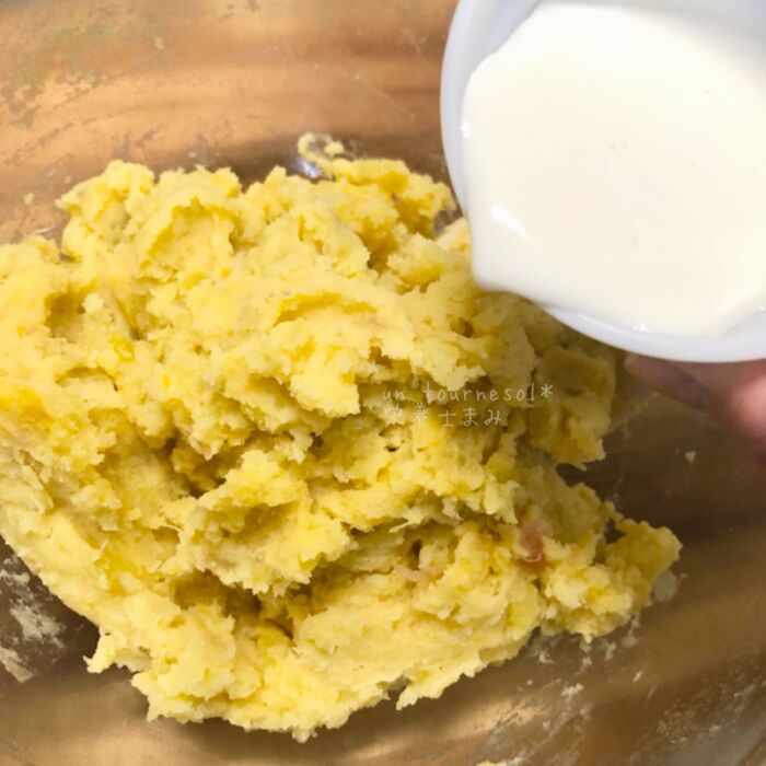 ④卵黄・生クリームを混ぜる