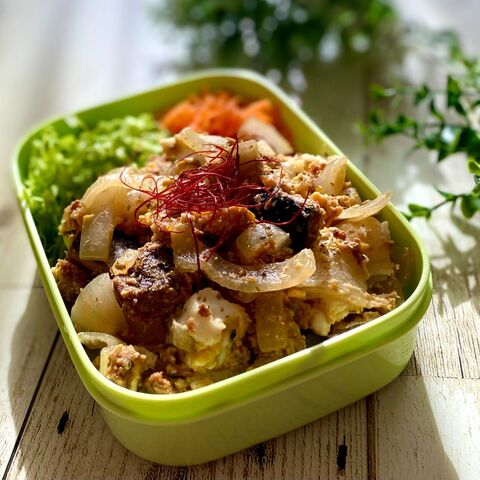 10分で完成 のっけ弁当の具 鯖味噌缶と玉ねぎの卵とじ丼 暮らしニスタ